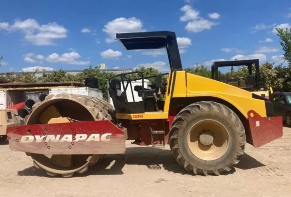 Dynapac 84 Vibratory Padfoot Compactor Roller