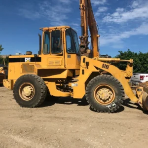 TractorTip Cat 926E Loader side view of full tractor