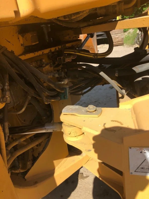 Hydraulics of a 1996 Cat 950F II wheel loader.