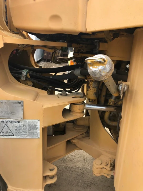 Hydraulics of a 1996 Cat 950F II wheel loader.